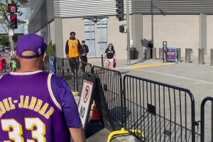 “致敬传奇”湖人vs森林狼兰德尔身穿科比球衣前往赛场...